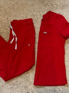 Figs Set (Red – Catarina and Yola)